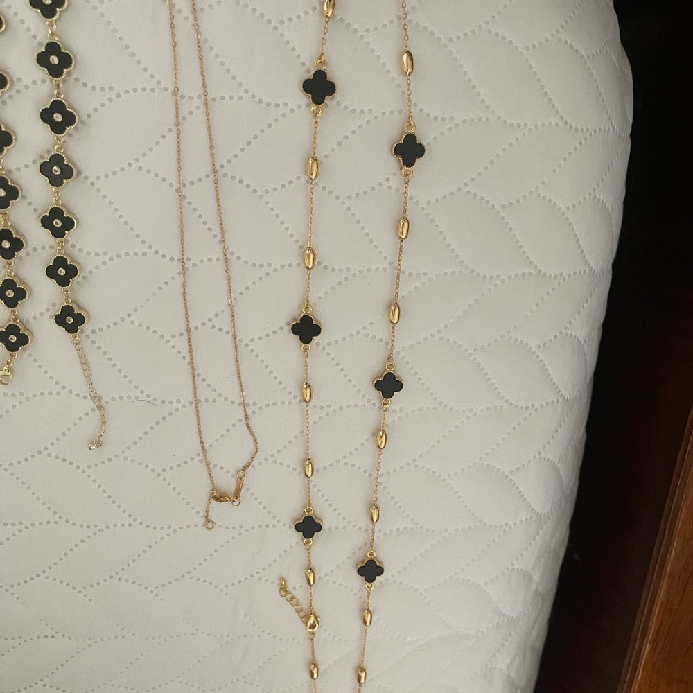 Elegant Black and Gold Floral Necklace - Picture 4 of 16